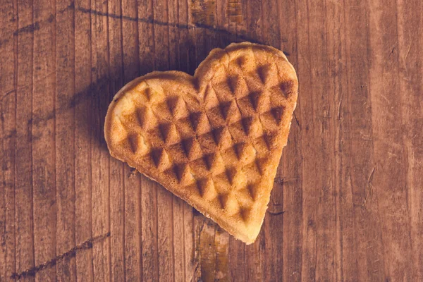 Gaufre maison en forme de coeur sur un bureau en bois — Photo