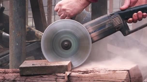 Arbeiter schleift Steinblock mit elektrischem Werkzeug — Stockvideo