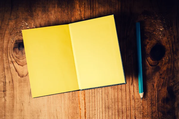 Cuaderno abierto con páginas en blanco y lápiz — Foto de Stock