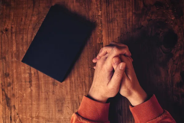 Manos de mujer cristiana rezando — Foto de Stock