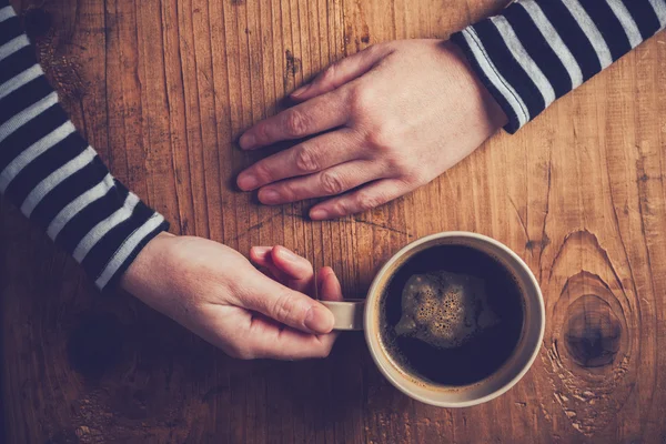 O femeie singură bea cafea dimineața — Fotografie, imagine de stoc