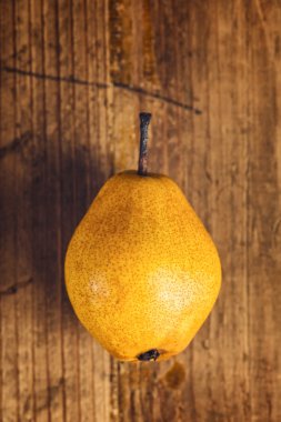 Ahşap masa üzerinde sarı armut