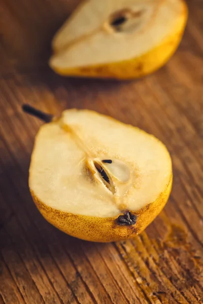 Pera gialla affettata su tavolo di legno — Foto Stock