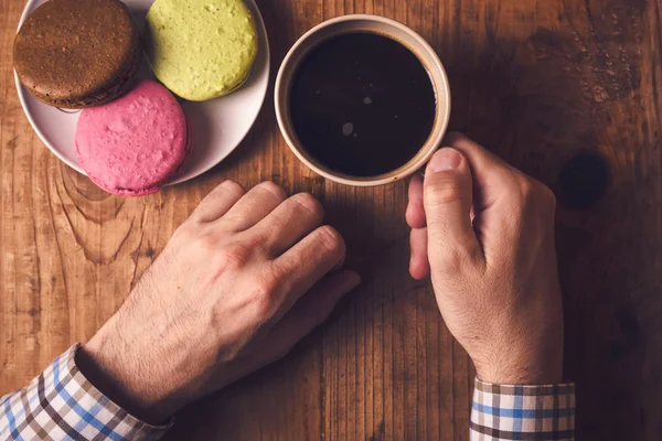 Kaffe och macaron cookies — Stockfoto