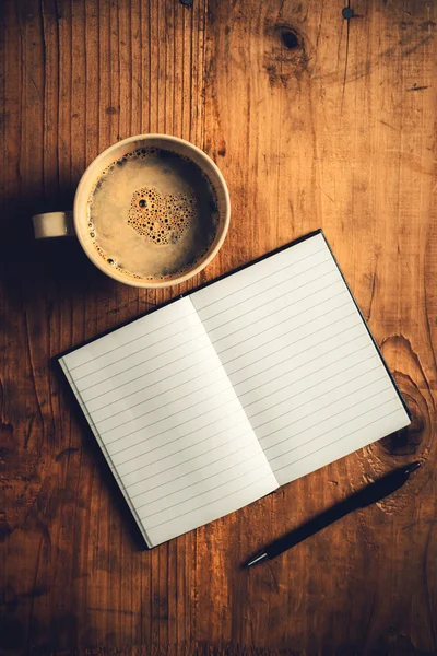 Caderno aberto, lápis e xícara de café — Fotografia de Stock