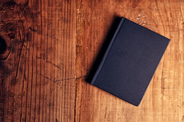 Cuaderno negro en escritorio de oficina de madera — Foto de Stock