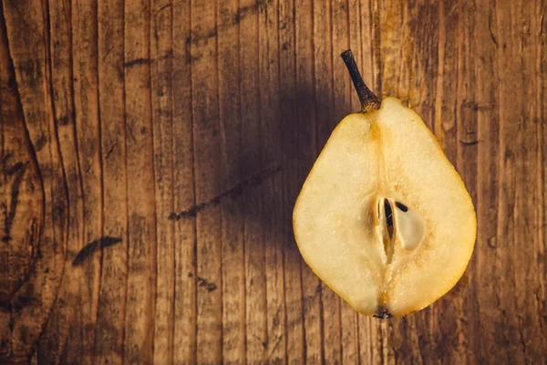 Gula päron skuret på träbord — Stockfoto