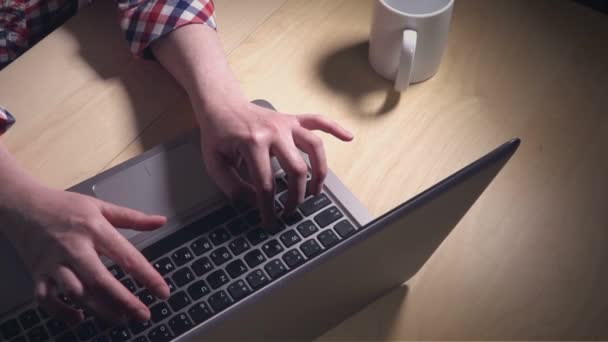 女性のラップトップ コンピューターのキーボードで入力します。 — ストック動画