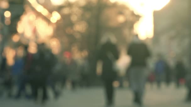 Размыть неузнаваемую группу людей как городскую уличную толпу — стоковое видео