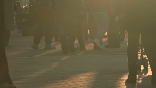 Onherkenbaar groep mensen als stad straat menigte — Stockvideo