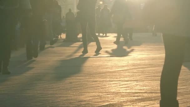 Oigenkännlig grupp människor som staden gatan publiken — Stockvideo