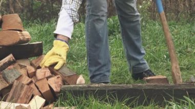 Oduncu balta ile odun doğrama