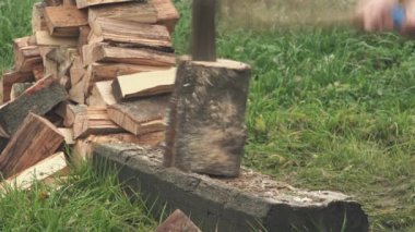 Oduncu balta ile odun doğrama