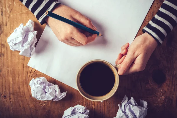 Escritora feminina bebendo xícara de café — Fotografia de Stock