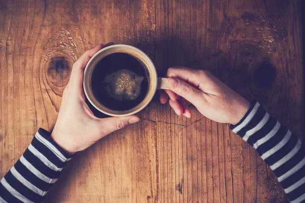 Einsame Frau trinkt morgens Kaffee — Stockfoto