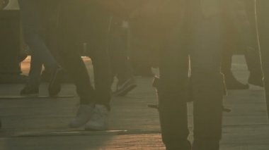 Tanınmayan kalabalık şehir sokak yürüyüş insanların