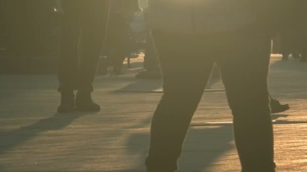 Неузнаваемая толпа людей, идущих по городской улице — стоковое видео