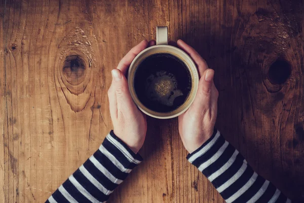 Ensam kvinna dricker kaffe på morgonen — Stockfoto