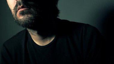 Ruhsal sorunları olan psikotik sakallı adam