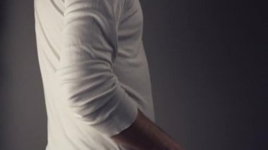 Adam acı krampları sahip arka oain acı