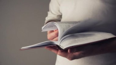Adam okuma sözlük veya kitap