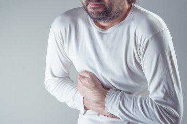 Şiddetli karın ağrısı, mide ellerinde acı adam