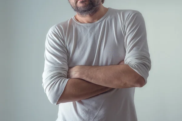 Casual homem comum em branco camisa branca de pé, braços cruzados — Fotografia de Stock