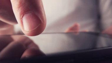 Cep telefonu ekran iterek erkek parmak yakın çekim
