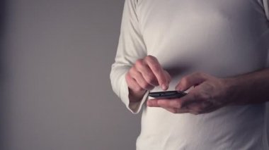 Kalp krizi geçiriyorum hareket eden smartphone kullanarak rahat erkek