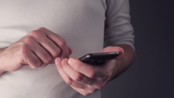Przypadkowy mężczyzna przy pomocy Zdejmowany smartphone — Wideo stockowe