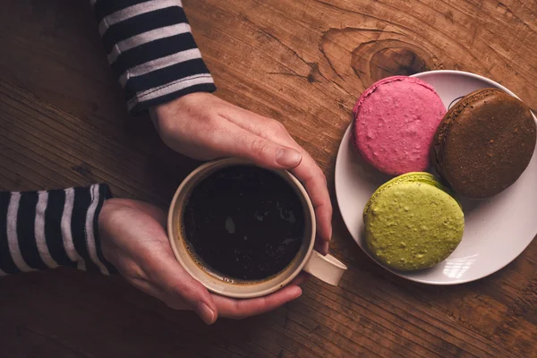 Hot cup of coffee and macaron cookies in the morning — Stock Photo, Image