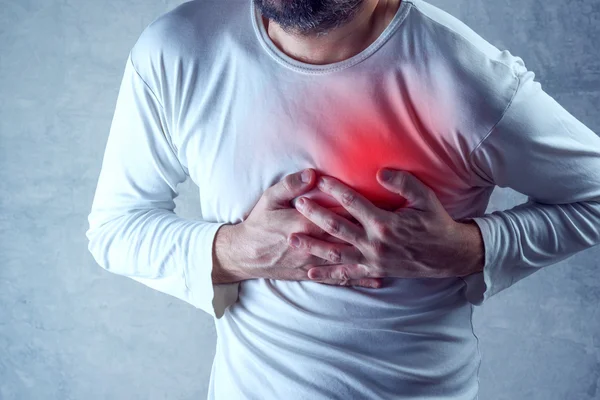 Dolor de corazón severo, hombre que sufre de dolor en el pecho, que tiene dolor — Foto de Stock