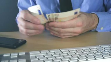 Ofiste 50 Euro banknot sayma işadamı