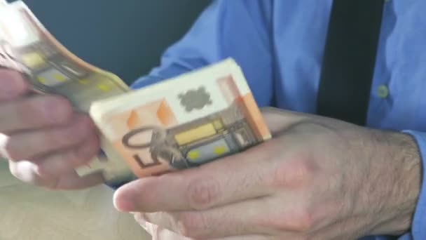 Podnikatel, počítání padesát euro bankovek v úřadu — Stock video