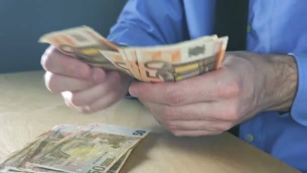 Empresário contando 50 notas de euros no escritório — Vídeo de Stock