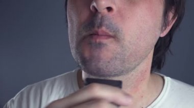 Adam onun sakal tıraş ile düzeltme