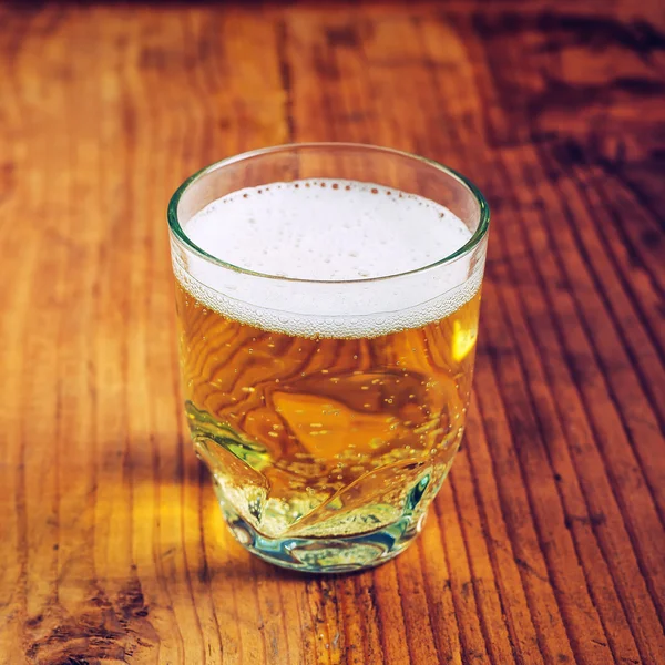 Apple cider öl i ett glas — Stockfoto