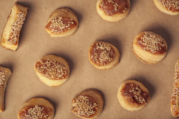 Verse zelfgemaakte zoute scones met kaas en sesam — Stockfoto