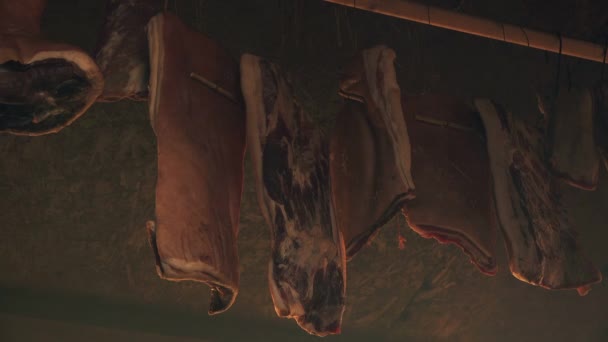 Мясо из свинины, бекона и колбасы — стоковое видео