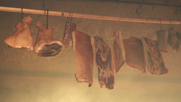 Fumar carne de cerdo, tocino y salchichas — Vídeos de Stock