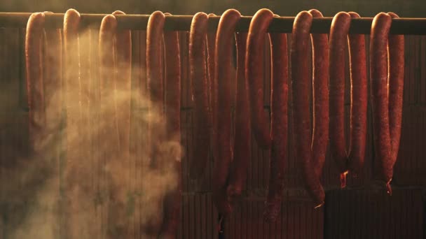 Fumer des saucisses de porc maison — Video