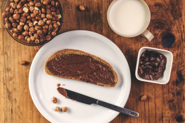 Fındık nuga krem ekmek dilimi yayılmış