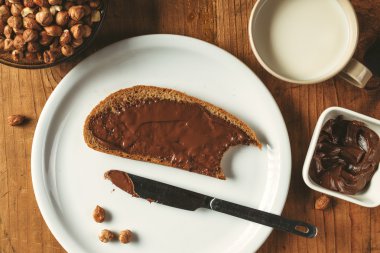 Fındık nuga krem ekmek dilimi yayılmış