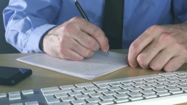 kağıt üzerine işadamı yazılı notlar
