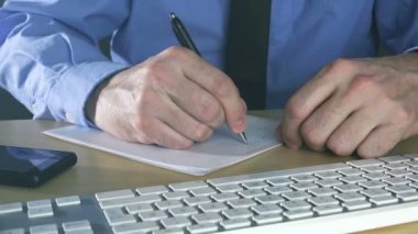 kağıt üzerine işadamı yazılı notlar