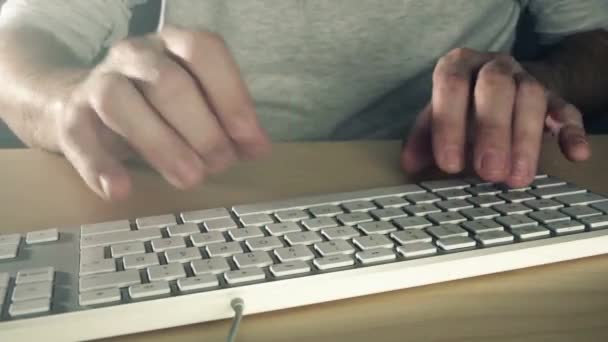 Чоловік, що вводить розкладку клавіатури — стокове відео