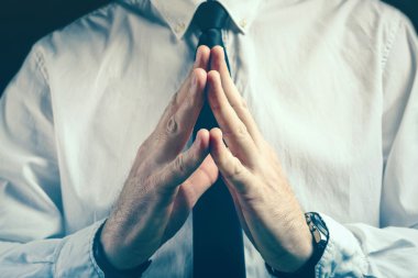 Kendine güvenen işadamı steepleing jest
