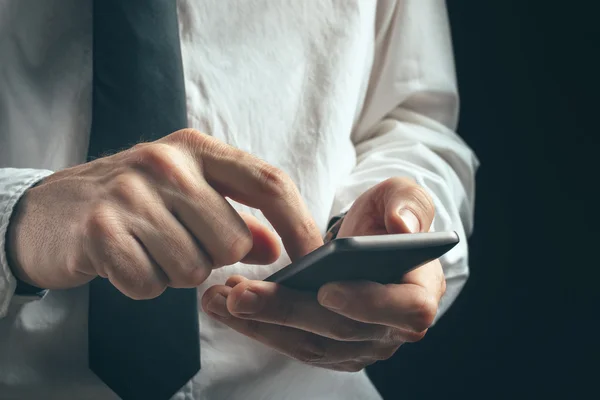 Jonge onherkenbaar zakenman professionele SMS-berichten op — Stockfoto