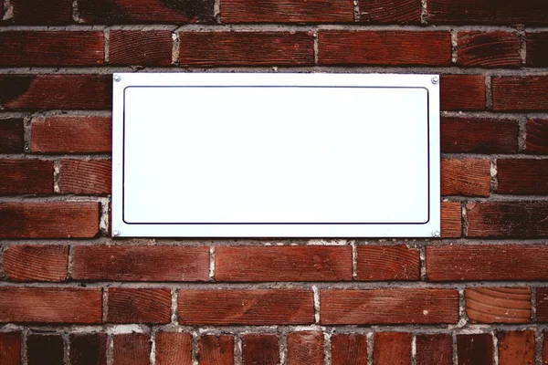 Bordo nome strada vuota su muro di mattoni — Foto Stock