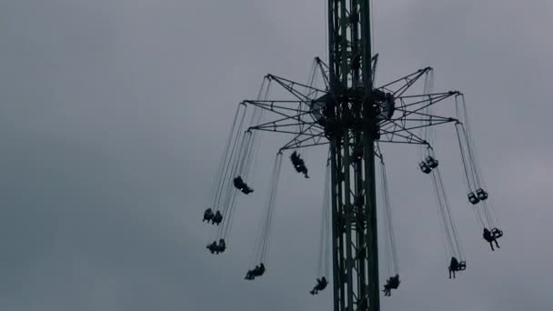 Gente en la rotonda del carrusel — Vídeo de stock